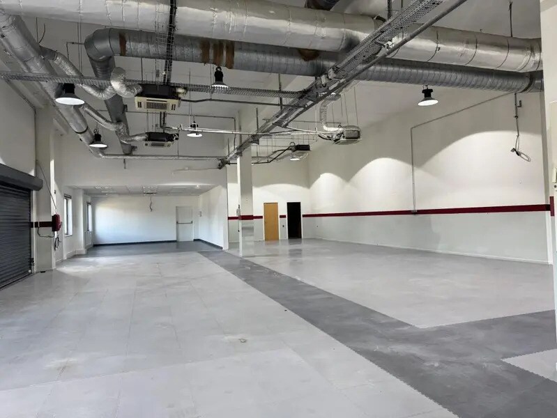 Light Industrial in Nanterre to rent Building Photo- Image 1 of 14