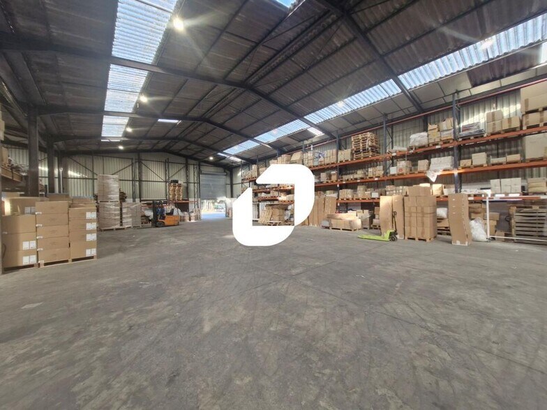 Industrial in Ozoir-la-Ferrière to rent - Building Photo - Image 2 of 7
