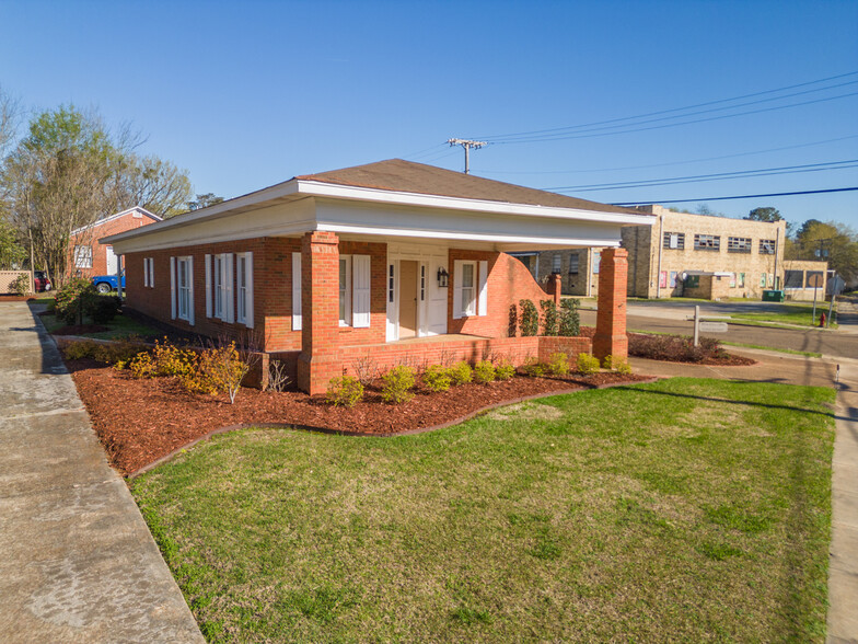 254 East St, West Point, MS for sale - Primary Photo - Image 1 of 14