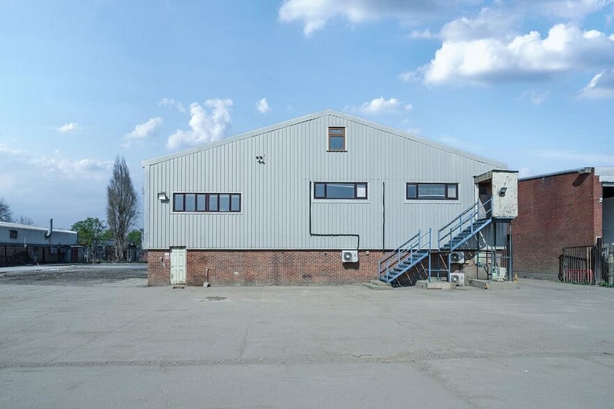 Eastbury Rd, London to rent - Building Photo - Image 2 of 6