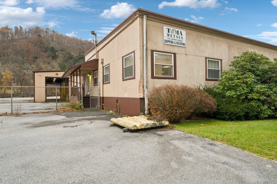 736 Cooper Ave, Johnstown, PA for sale - Primary Photo - Image 1 of 38