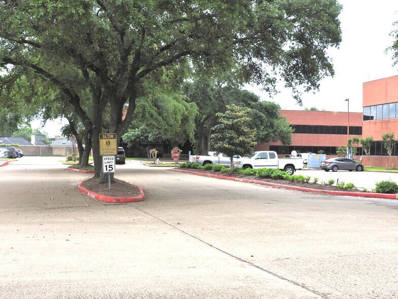 13313 Southwest Fwy, Sugar Land, TX to rent - Building Photo - Image 3 of 13