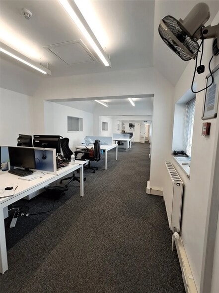 Parvis Rd, West Byfleet to rent - Interior Photo - Image 3 of 8