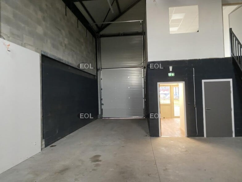 Light Industrial in Genas to rent - Interior Photo - Image 3 of 7