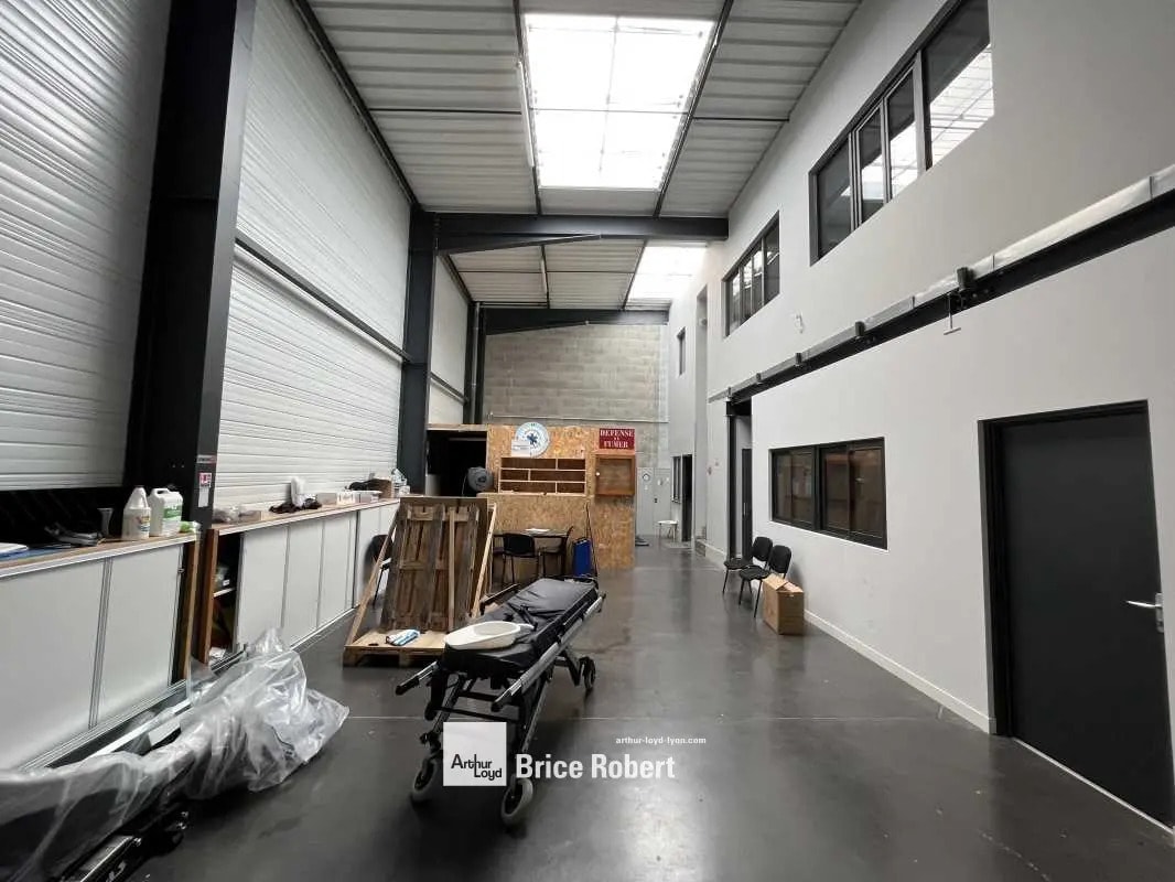 Light Industrial in Sathonay-Camp to rent Interior Photo- Image 1 of 5