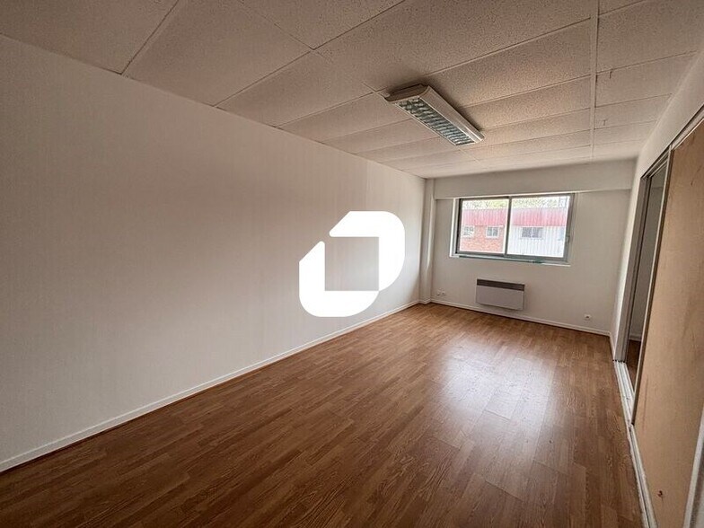 Light Industrial in Lisses to rent - Interior Photo - Image 3 of 7