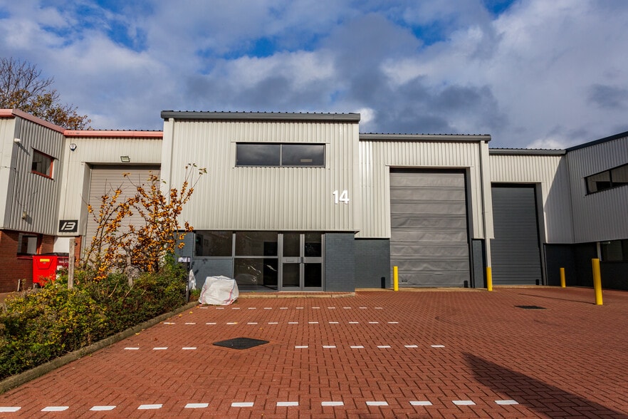 St Johns Rd, Isleworth to rent - Building Photo - Image 3 of 13