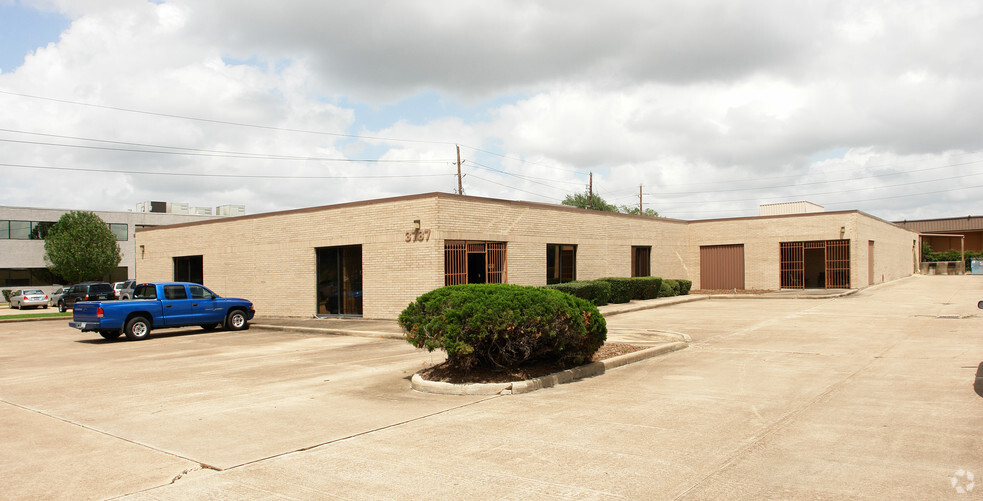 3737 Westcenter Dr, Houston, TX for rent - Building Photo - Image 2 of 14