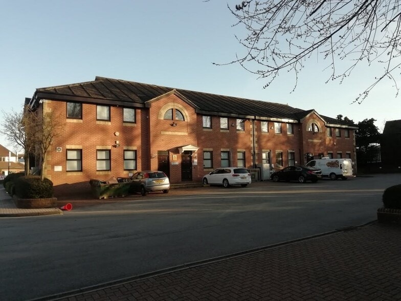 London Rd, Bagshot to rent - Building Photo - Image 3 of 6
