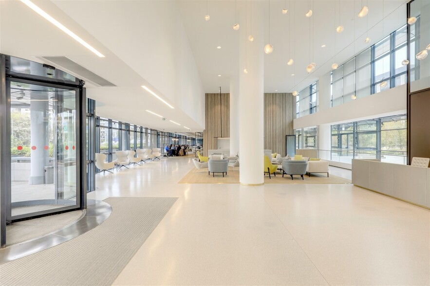 9/11 Boulevard Romain Rolland, Montrouge to rent - Lobby - Image 3 of 18