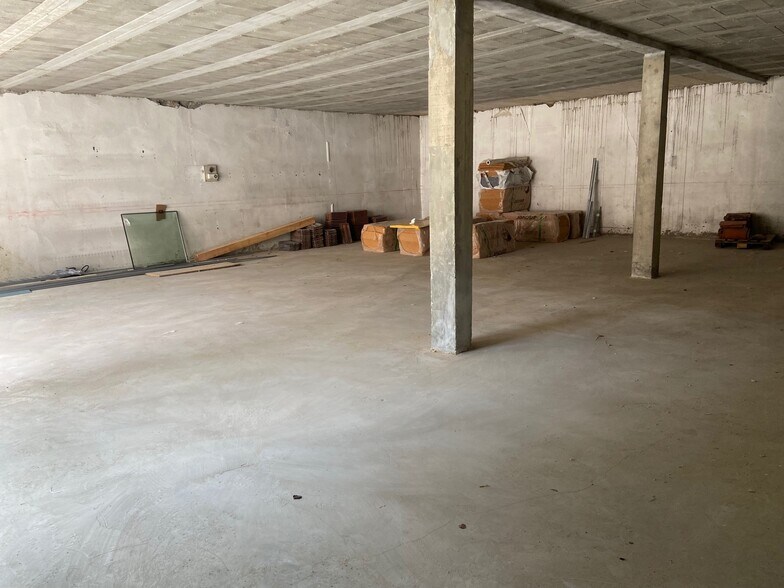Light Industrial in Lyon to rent - Building Photo - Image 3 of 5