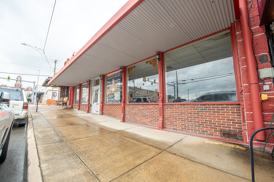 203 N Main St, Weatherford, TX for rent - Building Photo - Image 3 of 10