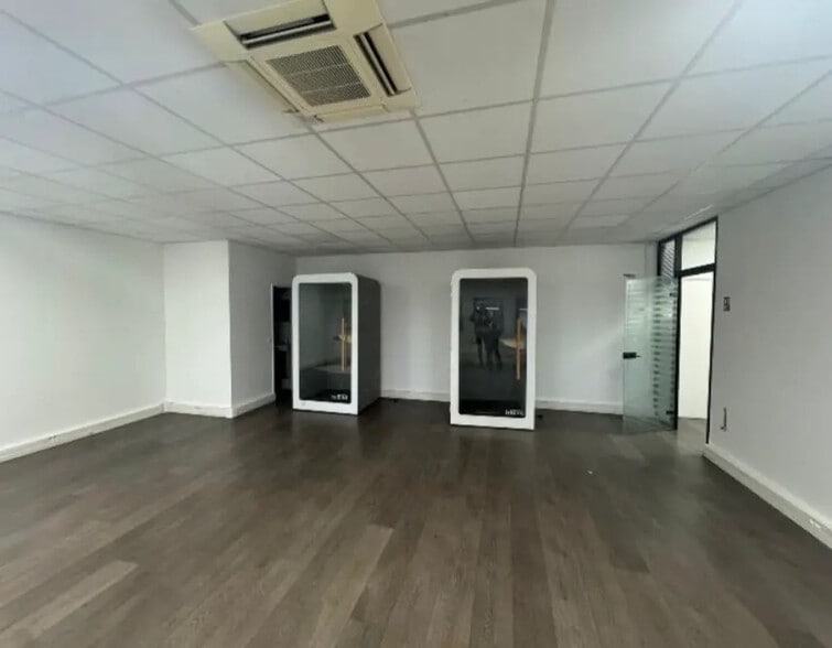 Industrial in Clichy to rent - Interior Photo - Image 2 of 5