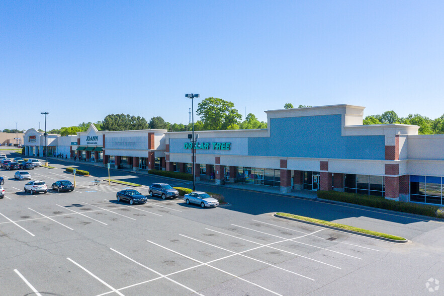 335-355 W Plaza Dr, Mooresville, NC for rent - Primary Photo - Image 1 of 10