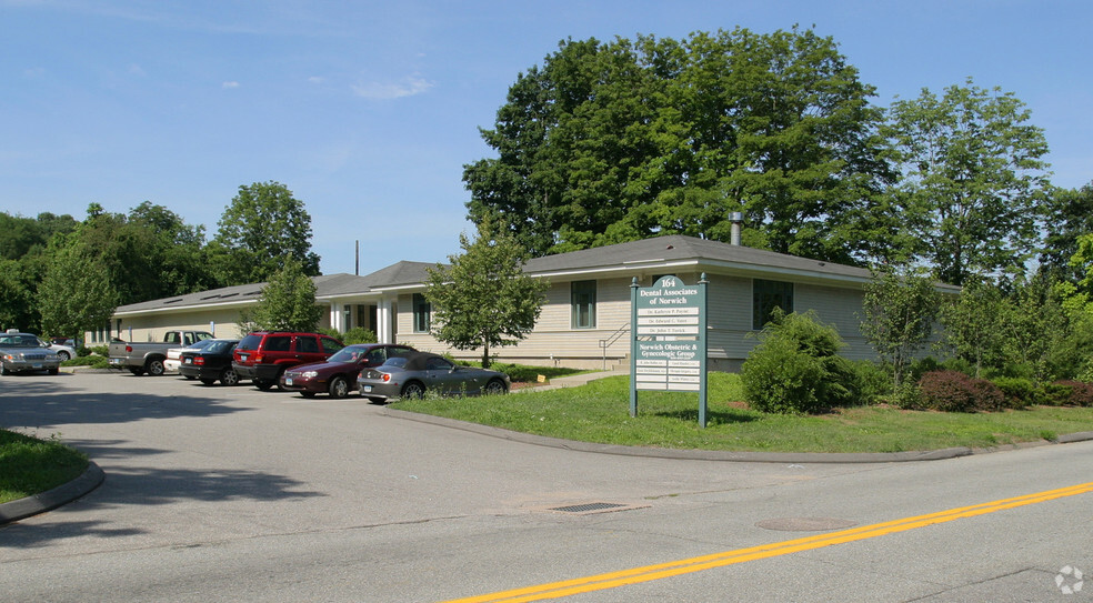 164 Otrobando Ave, Norwich, CT for rent - Primary Photo - Image 3 of 17