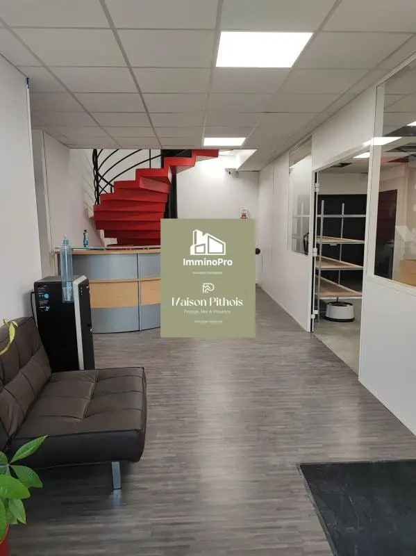 Location Local d'activités 920 m² - Photo 1
