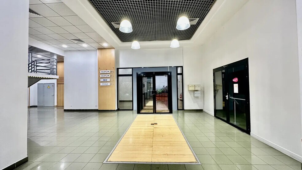 Office in Saint-Ouen-sur-Seine to rent - Building Photo - Image 2 of 16