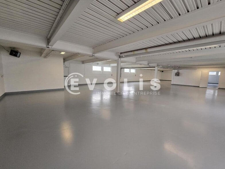 Light Industrial in Les Ulis to rent - Building Photo - Image 2 of 12
