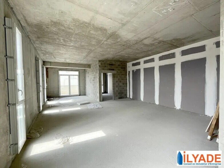 Retail in Manosque for sale - Interior Photo - Image 1 of 5