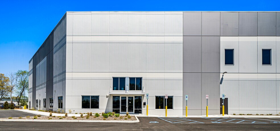 4865 Veterans Memorial Hwy, Holbrook, NY to rent - Building Photo - Image 3 of 8