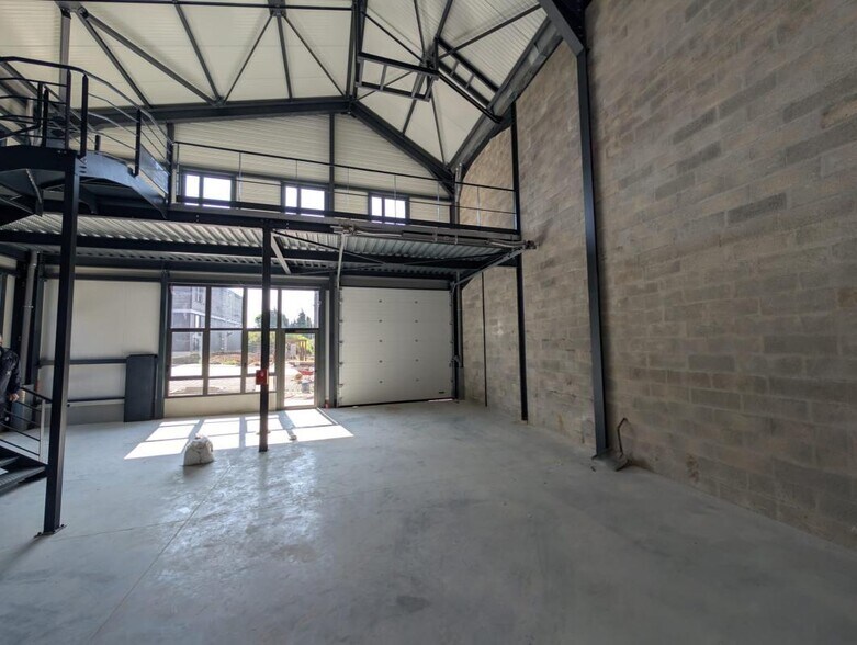 1 Rue René Dubos, Groslay to rent - Interior Photo - Image 3 of 8