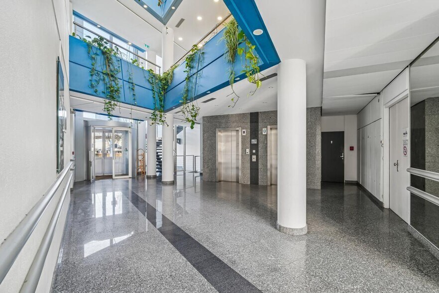Office in Villepinte to rent - Lobby - Image 1 of 14