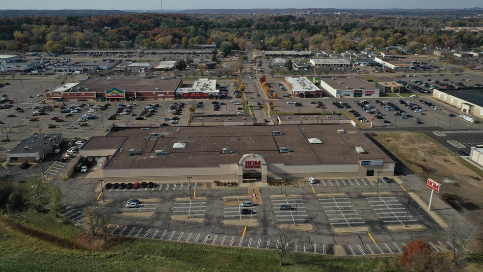 2921 Mall Dr, Eau Claire, WI for rent - Building Photo - Image 3 of 20