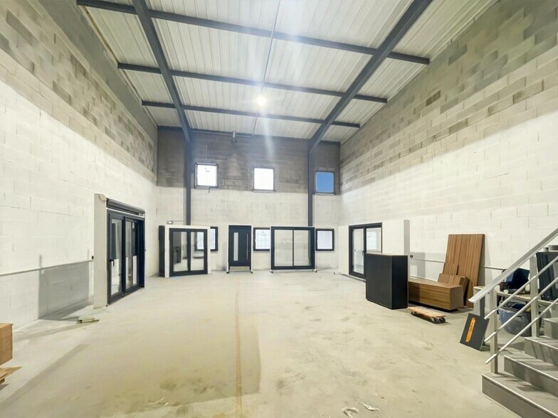 Industrial in Mions to rent - Interior Photo - Image 2 of 6