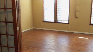 206 N Spring St, Tupelo, MS for rent Interior Photo- Image 2 of 6