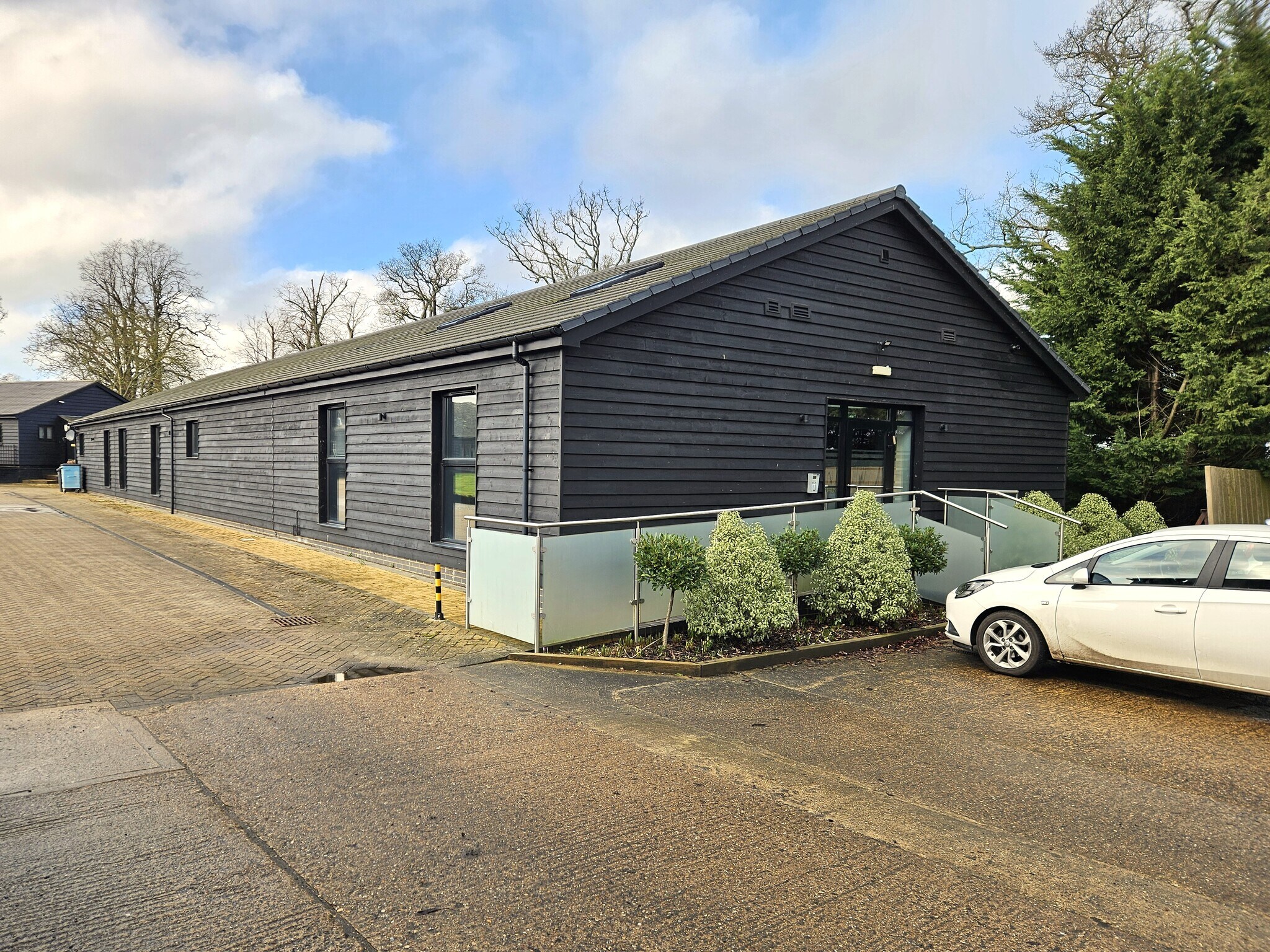 Woodhall Ln, Radlett to rent Primary Photo- Image 1 of 16
