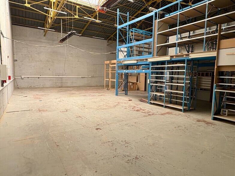 Light Industrial in Villeurbanne to rent - Interior Photo - Image 3 of 12