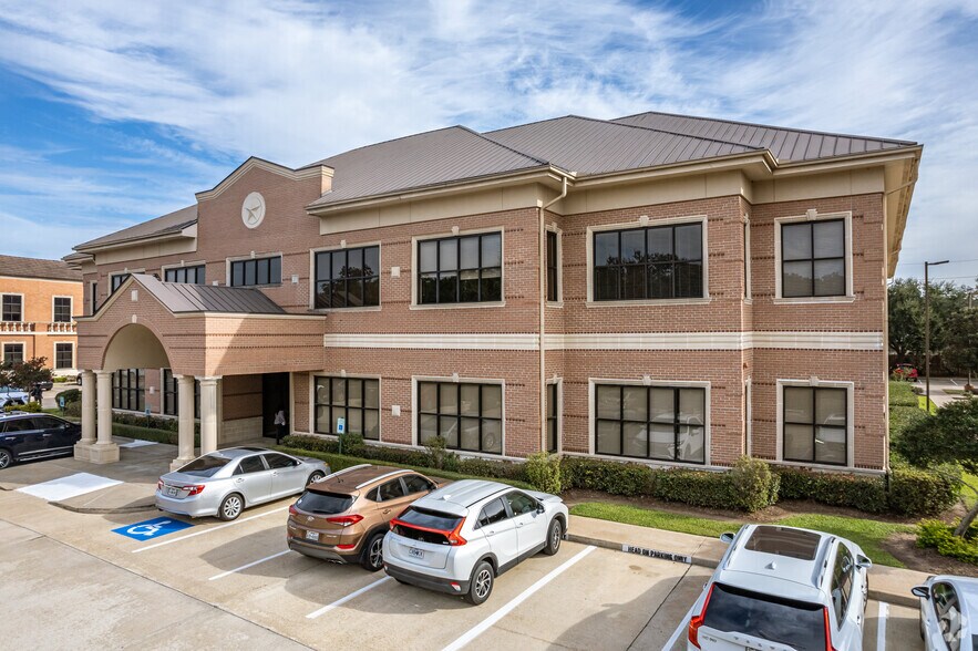 4660 Sweetwater Blvd, Sugar Land, TX for rent - Building Photo - Image 1 of 7