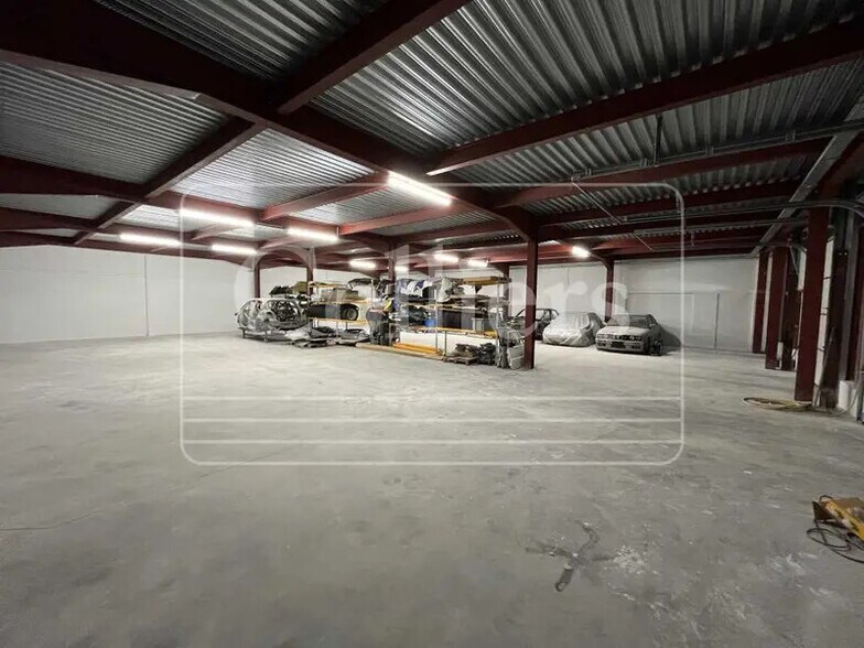 Light Industrial in Marseille to rent - Interior Photo - Image 3 of 12