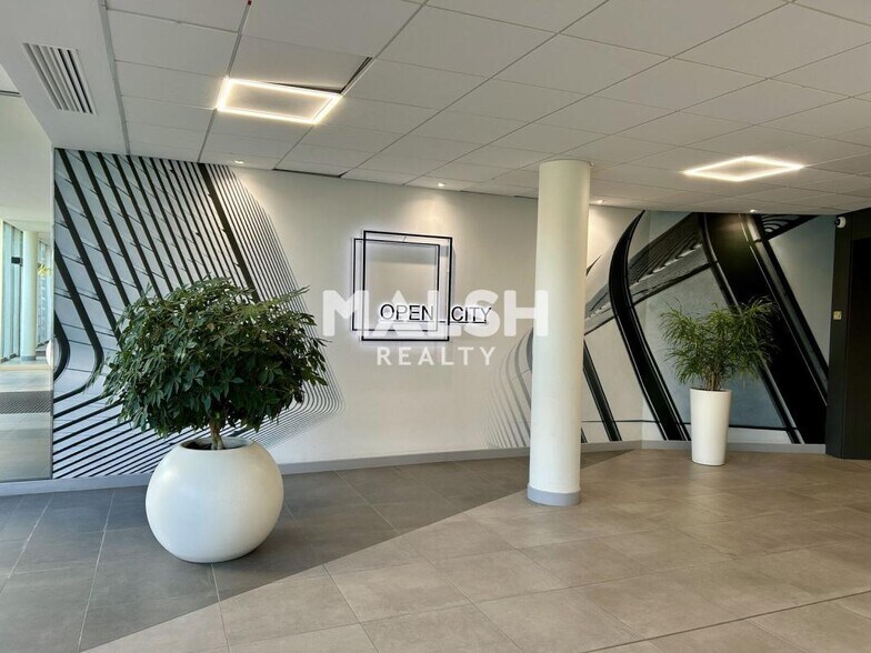 Office in Caluire-et-Cuire to rent - Lobby - Image 2 of 15