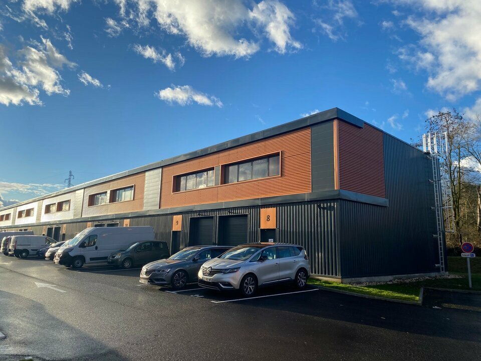 Light Industrial in Vaulx-Milieu to rent Building Photo- Image 1 of 13