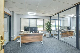 574 Manchester Rd, Bury to rent Interior Photo- Image 2 of 24