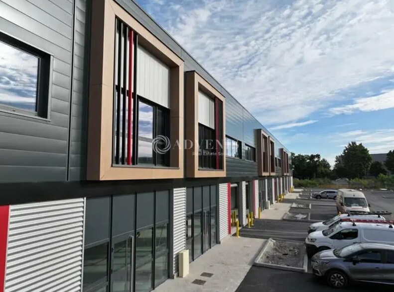 Light Industrial in Saint-Laurent-de-Mure to rent - Building Photo - Image 3 of 9