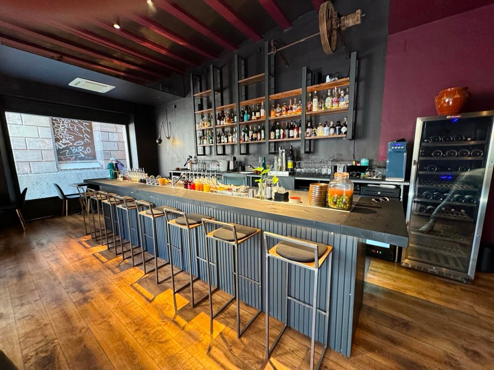 Retail in Barcelona, Barcelona to rent Primary Photo- Image 1 of 2