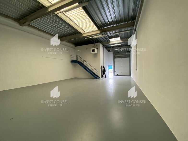 Light Industrial in Chambly to rent - Interior Photo - Image 2 of 6