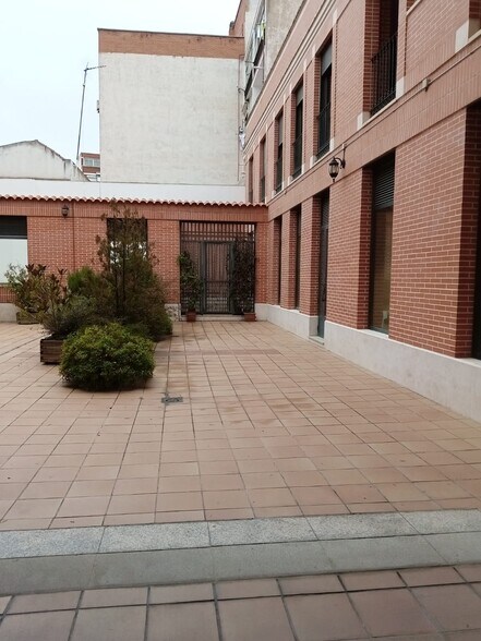 Avenida Guadalajara, 2, Alcalá de Henares, Madrid to rent - Building Photo - Image 2 of 4
