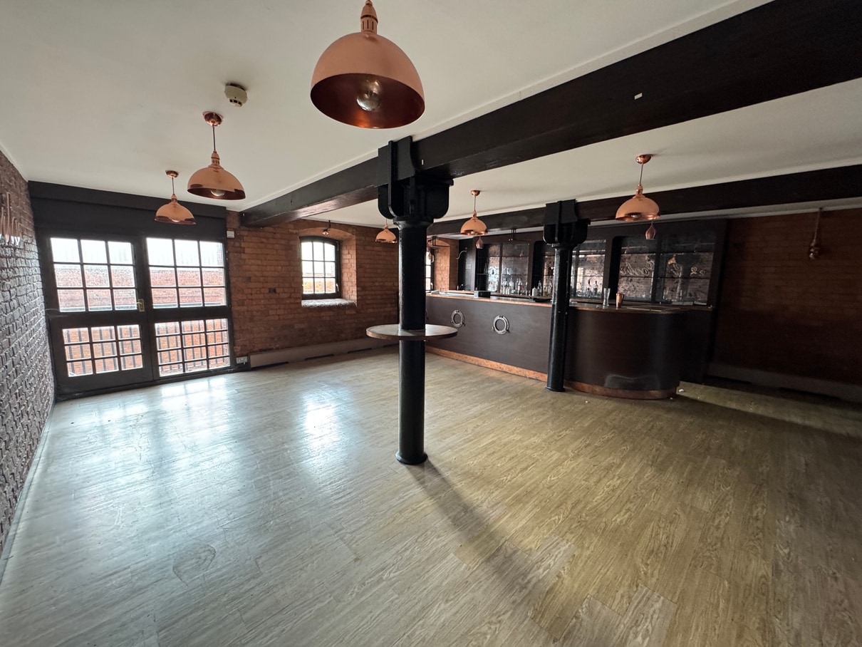 13 Hull Marina Warehouse, Hull to rent Interior Photo- Image 1 of 5