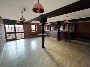 13 Hull Marina Warehouse, Hull to rent Interior Photo- Image 1 of 5