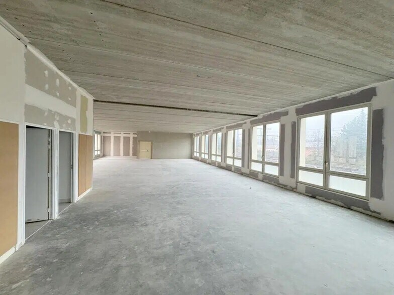 Office in Versailles to rent - Interior Photo - Image 2 of 12