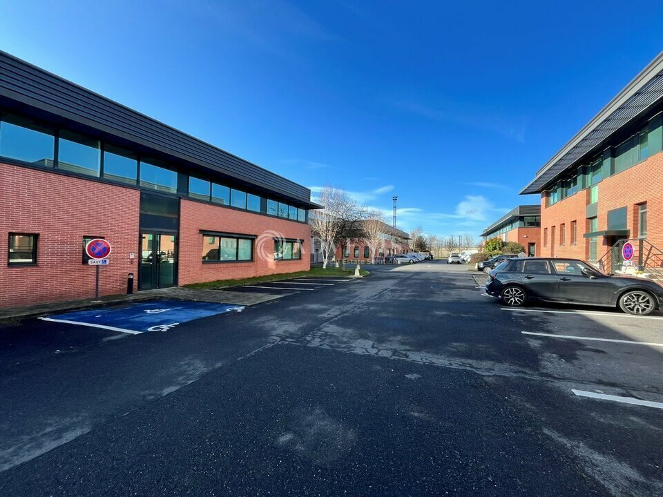 Light Industrial in Saint-Denis to rent Building Photo- Image 1 of 9