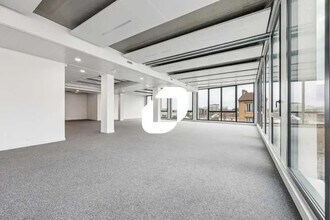 Office in Villejuif to rent Interior Photo- Image 1 of 12