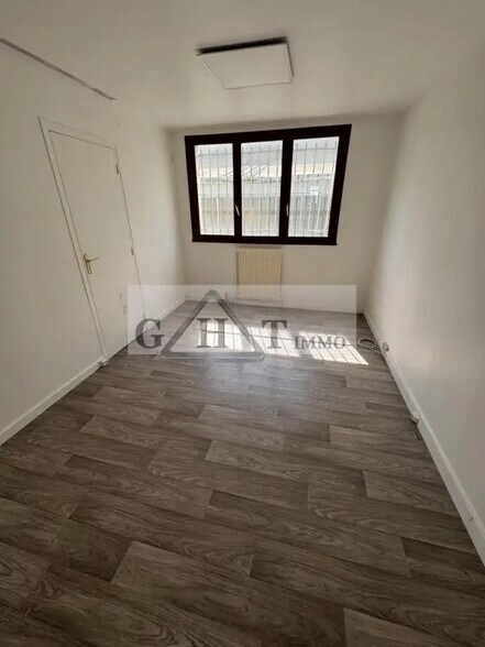 Office in Wissous to rent - Interior Photo - Image 1 of 6