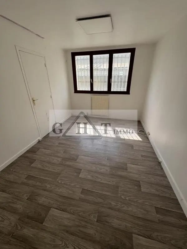 Location Bureaux 180 m² - Photo 1