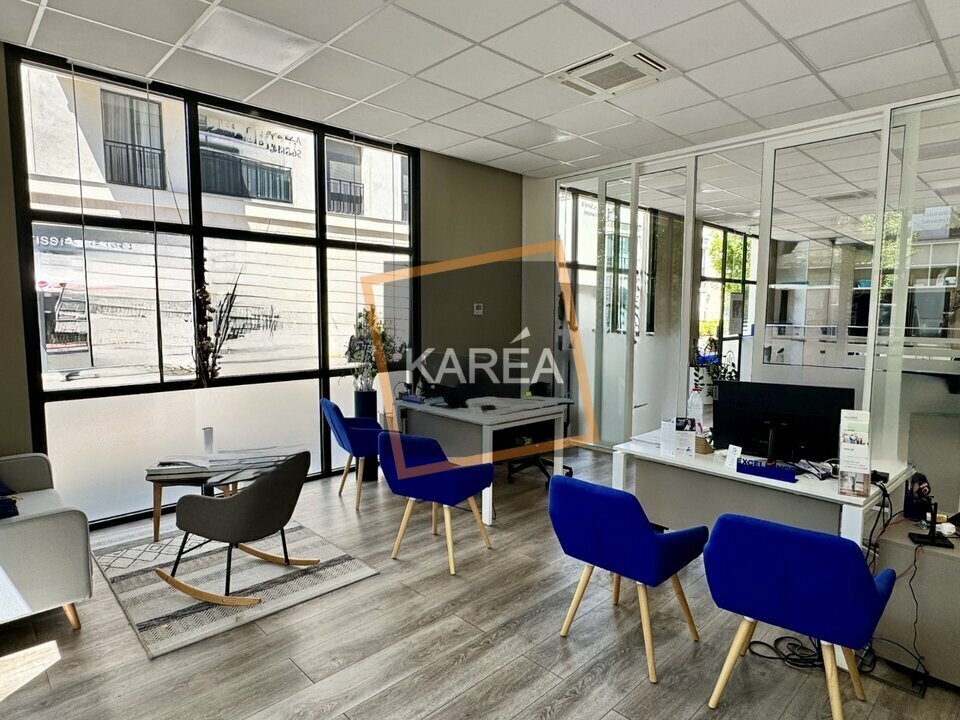 Retail in Chessy to rent Interior Photo- Image 1 of 6