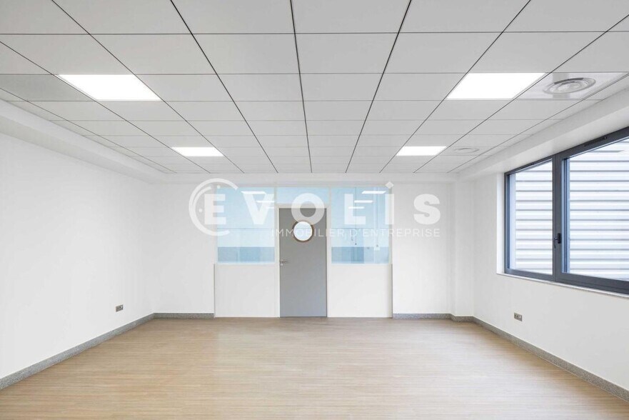 Light Industrial in Sainte Genevieve Des Bois to rent - Interior Photo - Image 2 of 5
