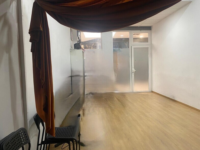 Retail in Tres Cantos to rent - Interior Photo - Image 2 of 8
